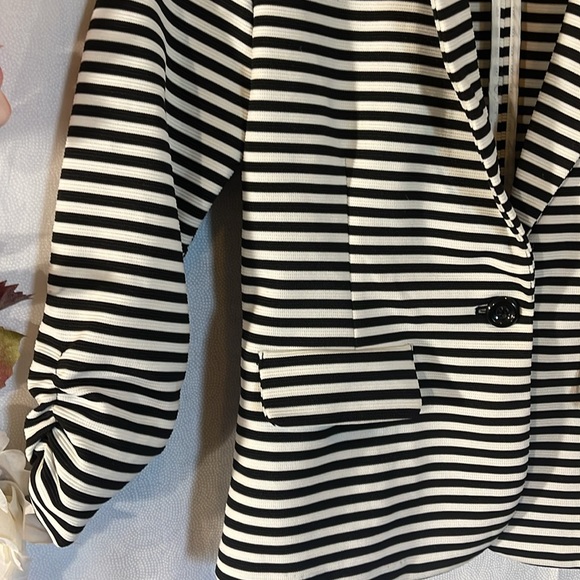 Black and white blazer - Picture 3 of 4